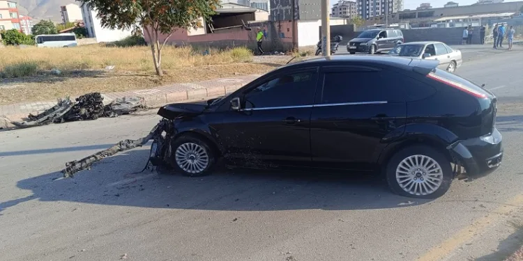 Önüne çıkan araca çarpmamak için direğe çarpan sürücü yaralandı