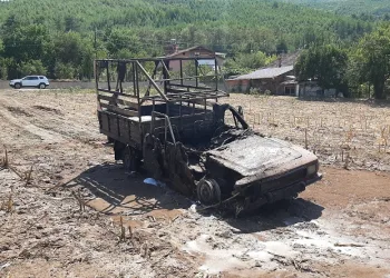 Alev alan kamyonet kullanılmaz hale geldi
