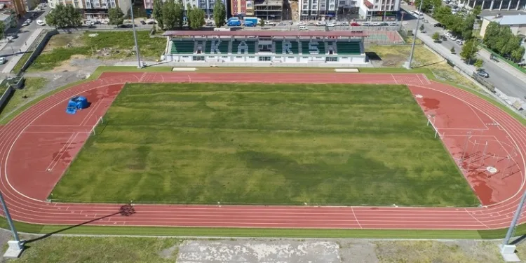 Karslı spor severler, stadyumun eksikliklerinin giderilmesini bekliyor