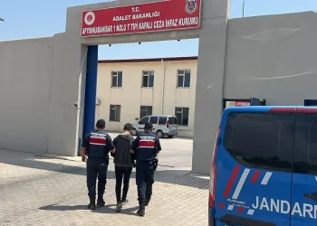 Afyonkarahisar’da kaçak hırsız çatı katında yakalandı
