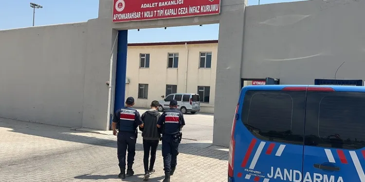Afyonkarahisar’da kaçak hırsız çatı katında yakalandı