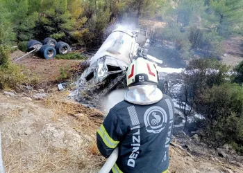 LPG yüklü tanker şarampole devrildi