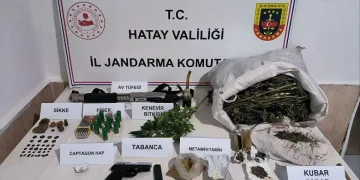 4 kilo esrar ve 5 ruhsatsız tabanca ele geçirildi