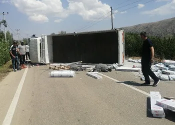 İnşaat malzemesi yüklü kamyonet yan yattı