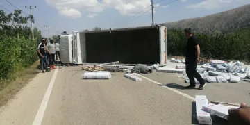 İnşaat malzemesi yüklü kamyonet yan yattı