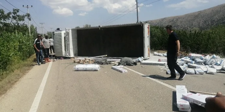 İnşaat malzemesi yüklü kamyonet yan yattı
