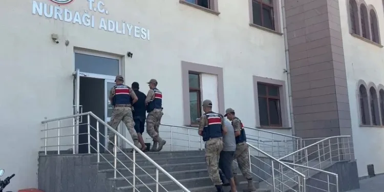 Gaziantep’te kaçak göçmen organizatörü 2 şahıs tutuklandı