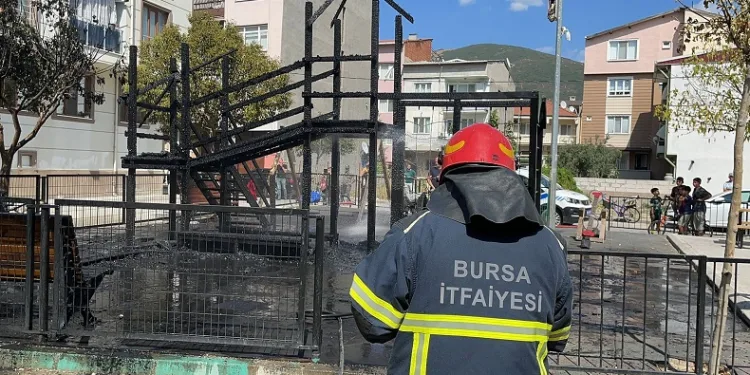 Bursa’da çocuk parkı alevlere teslim oldu