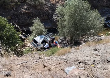 35 metreden dere yatağına yuvarlanan otomobilin sürücüsü öldü