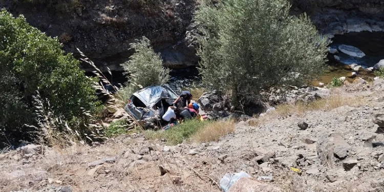 35 metreden dere yatağına yuvarlanan otomobilin sürücüsü öldü
