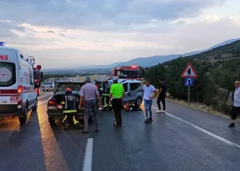 Otomobil karşı yönden gelen araçla çarpıştı