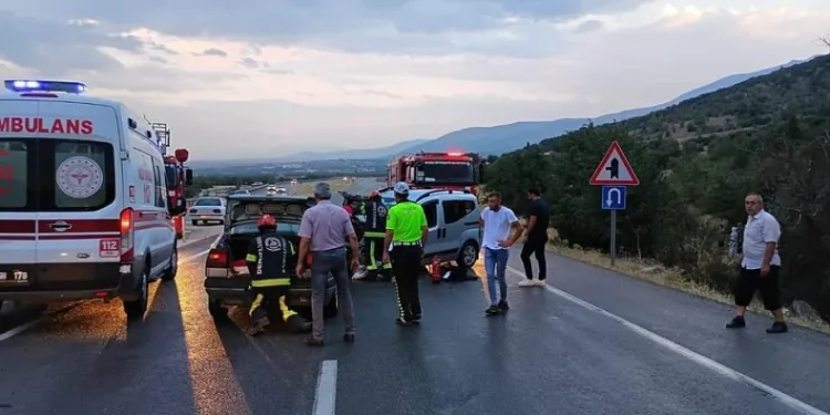Otomobil karşı yönden gelen araçla çarpıştı