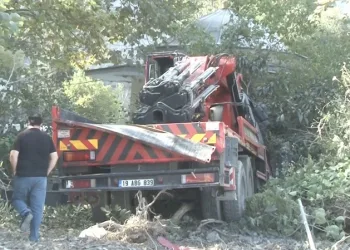 Freni boşalan vinç, otomobile çarpıp cami avlusuna uçtu