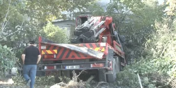 Freni boşalan vinç, otomobile çarpıp cami avlusuna uçtu