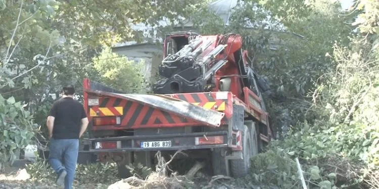 Freni boşalan vinç, otomobile çarpıp cami avlusuna uçtu