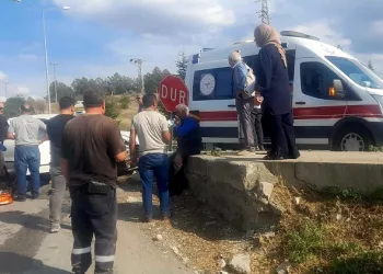 Otomobil kaldırıma çarptı, yaralılara yoldan geçen sağlık ekibi müdahale etti
