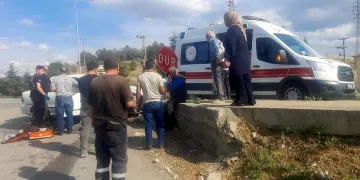 Otomobil kaldırıma çarptı, yaralılara yoldan geçen sağlık ekibi müdahale etti