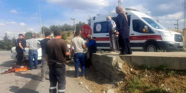 Otomobil kaldırıma çarptı, yaralılara yoldan geçen sağlık ekibi müdahale etti