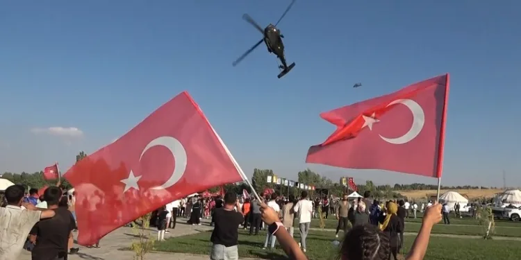Çelik Kanatların gösterisi nefes kesti