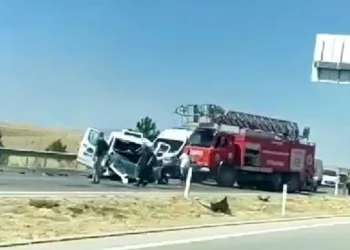 Minibüs yön tabelasına çarptı, 2 kişi hayatını kaybetti