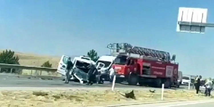Minibüs yön tabelasına çarptı, 2 kişi hayatını kaybetti