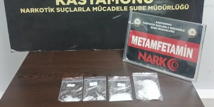 Uyuşturucuyla yakalanan 2 kişi gözaltına alındı