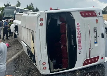 Düğün yoluna meydana gelen kazada yaralanan 1 kişi öldü