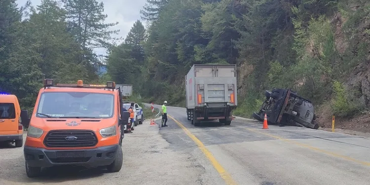 Asfalt yüklü kamyon devrildi: 3 yaralı