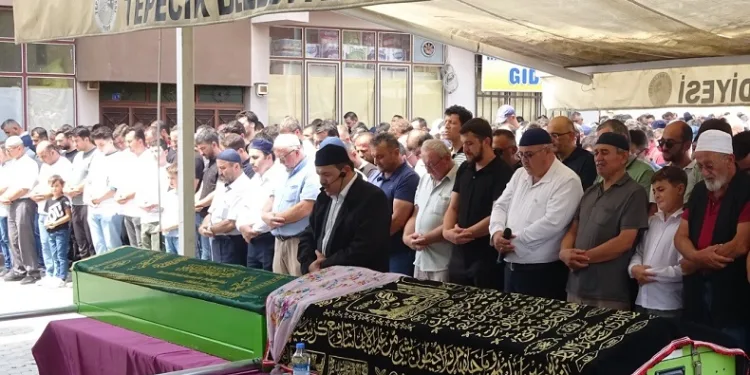 Tavşanlılı genç çift gözyaşları ile toprağa verildi