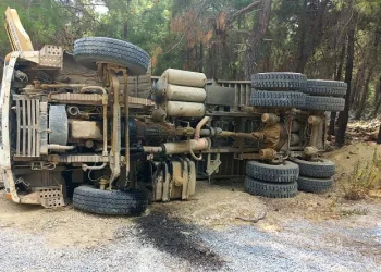 Hafriyat kamyonu devrildi: 1 yaralı