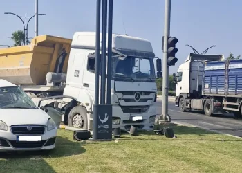 İzmir’de hafriyat kamyonu ile otomobil çarpıştı: 1 ölü
