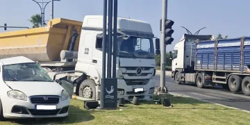 İzmir’de hafriyat kamyonu ile otomobil çarpıştı: 1 ölü