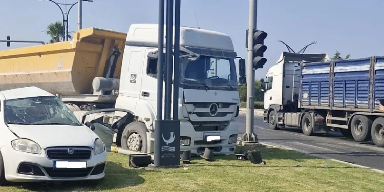 İzmir’de hafriyat kamyonu ile otomobil çarpıştı: 1 ölü