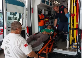 Tıraş olmak isterken elektrik akımına kapıldı