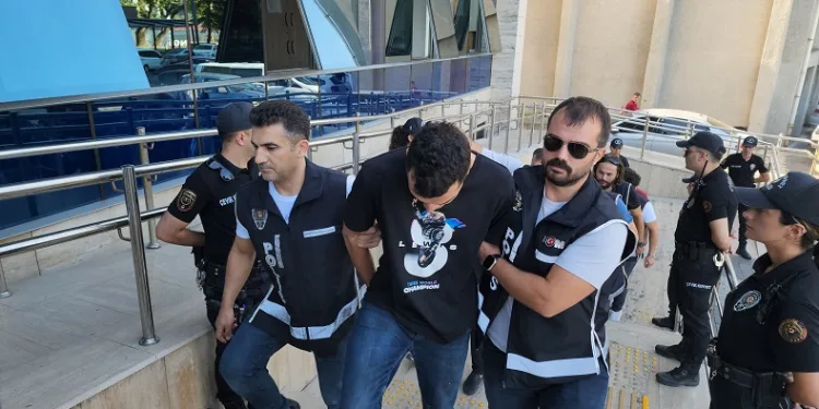 Lüks aracın kundaklandığı olayda 6 şüpheliden 4’ü tutuklandı
