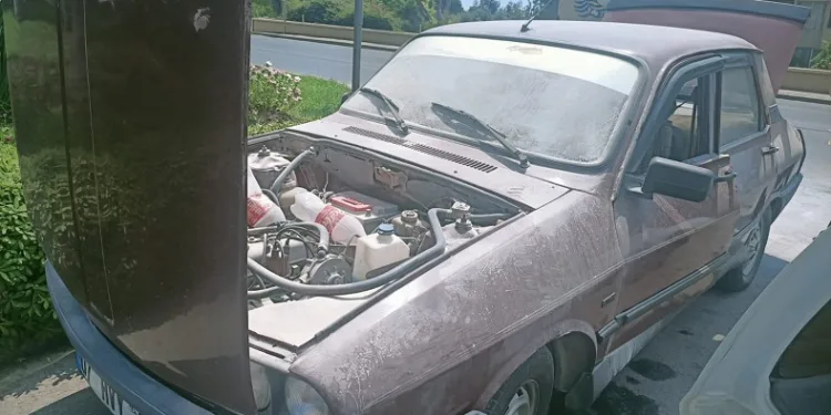 Seyir halindeki otomobilde yangın paniği