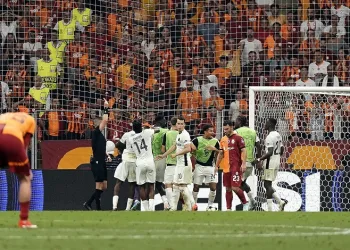 Fernando Muslera kırmızı kart gördü