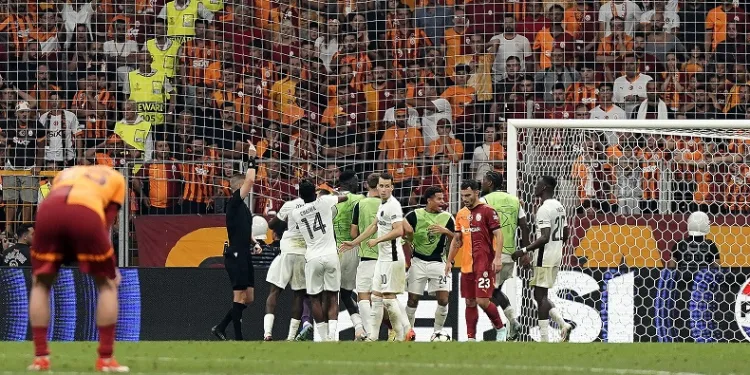 Fernando Muslera kırmızı kart gördü