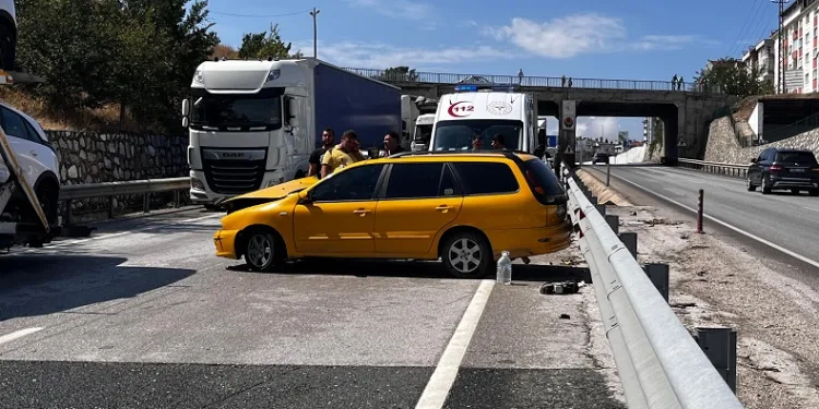 D100’de makaslayan tır kazaya sebep oldu