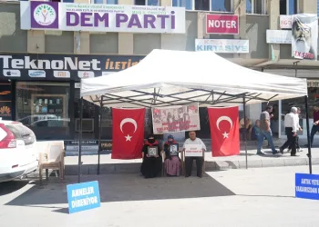 Annelerin evlat nöbeti devam ediyor