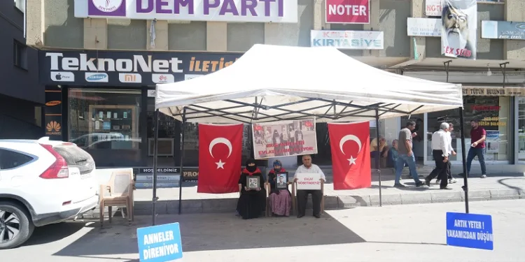 Annelerin evlat nöbeti devam ediyor