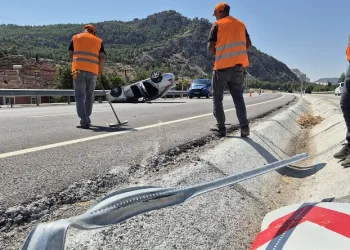 Kontrolden çıkan otomobil takla attı