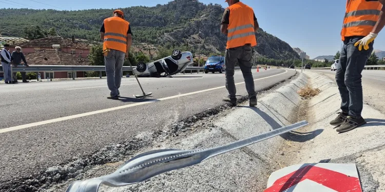 Kontrolden çıkan otomobil takla attı