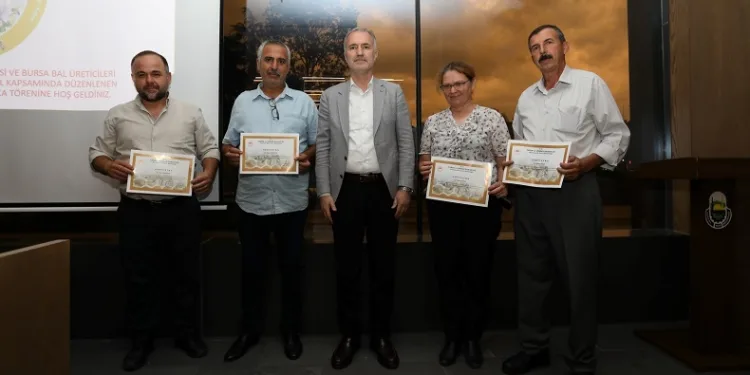 ‘Ana Arı Yetiştiriciliği’ kursunu başarıyla bitiren kursiyerler sertifikalarını aldı