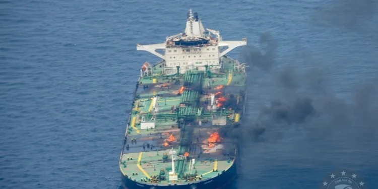 Kızıldeniz’de saldırıya uğrayan petrol tankerindeki yangın 5’inci gününde