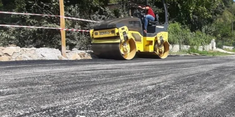 Köy yollarında çalışmalar sürüyor
