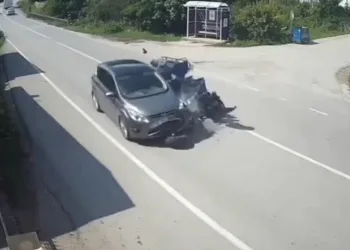 Otomobil ile patpatın çarpıştığı kaza kamerada
