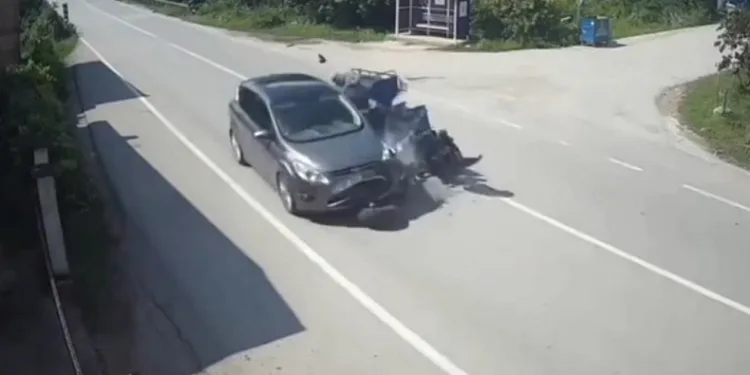 Otomobil ile patpatın çarpıştığı kaza kamerada