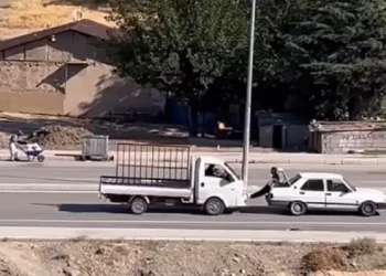 Yolda kalan aracı ayaklarıyla itti