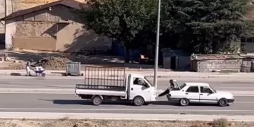 Yolda kalan aracı ayaklarıyla itti